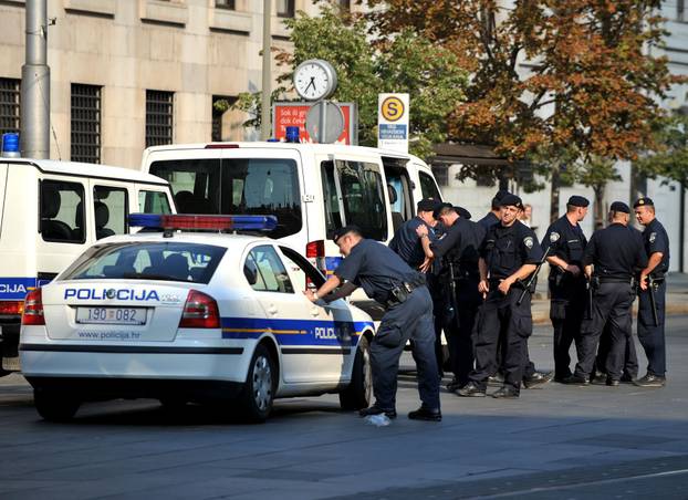 ARHIVA - 2010. Zagreb: Aktivisti za Varšavsku prosvjedovali pred sjedištem SDP-a 