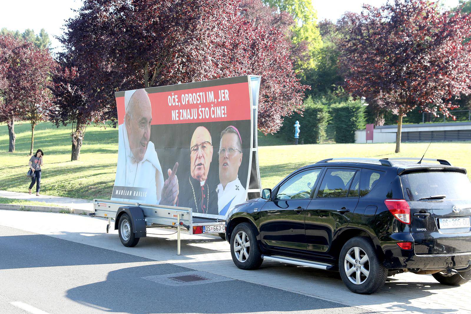 Poduzetnik jumbo plakatima prosvjeduje ispred HBK koji su mu dužni novac