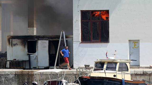 Gori skladište u Šibeniku: Još se ne zna što se unutra nalazi