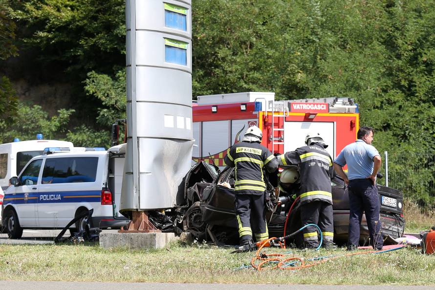 Vozač poginuo na mjestu: Auto izletio s ceste i zabio se u stup