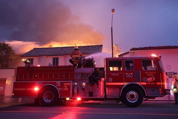 100 FOTOGRAFIJA UŽASA Ovo su vatrogasci snimili u paklu LA-a!