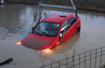 Mrtav pijan je auto 'utopio' u jezero pa otišao kući spavati