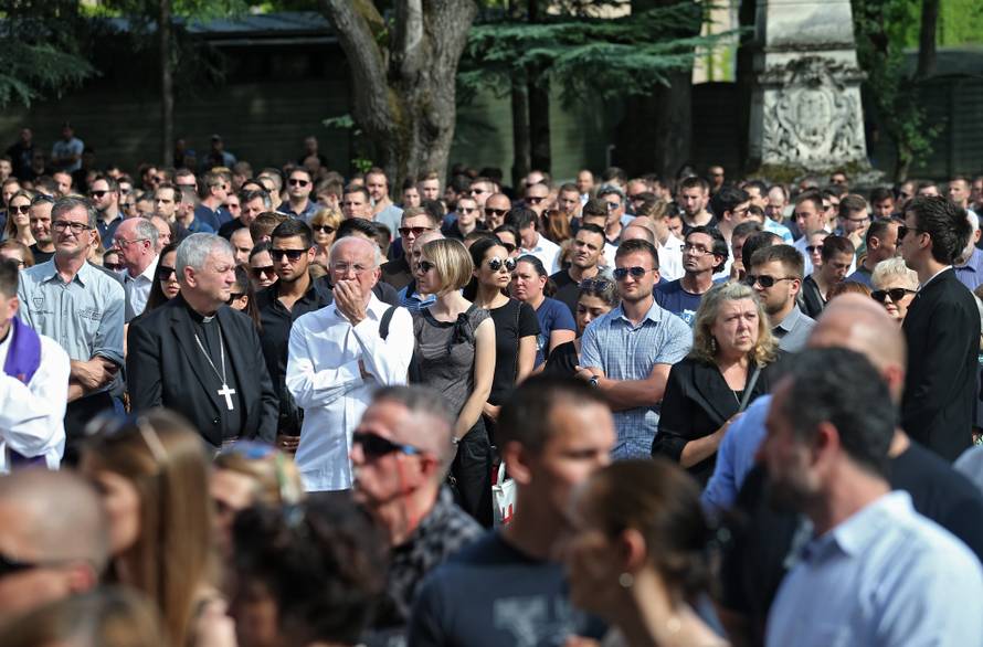 Bakljada na Mirogoju: Obitelj i prijatelji oprostili se od Capara