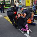 Ekološki aktivisti zalijepili se za cestu u Berlinu: Policija na terenu, blokiran cijeli promet...