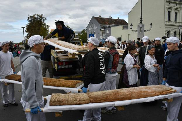 FOTO Slavonski Brod oborio rekord: Na Pogačafestu ispekli pogaču dugačku 20 metara!