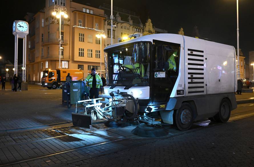 Zagreb: Djelatnici Čistoće čiste trg nakon dočeka rukometaša