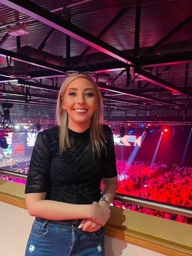 FOTO Kraljica pikada zamijenila je košulju bikinijem i oduševila