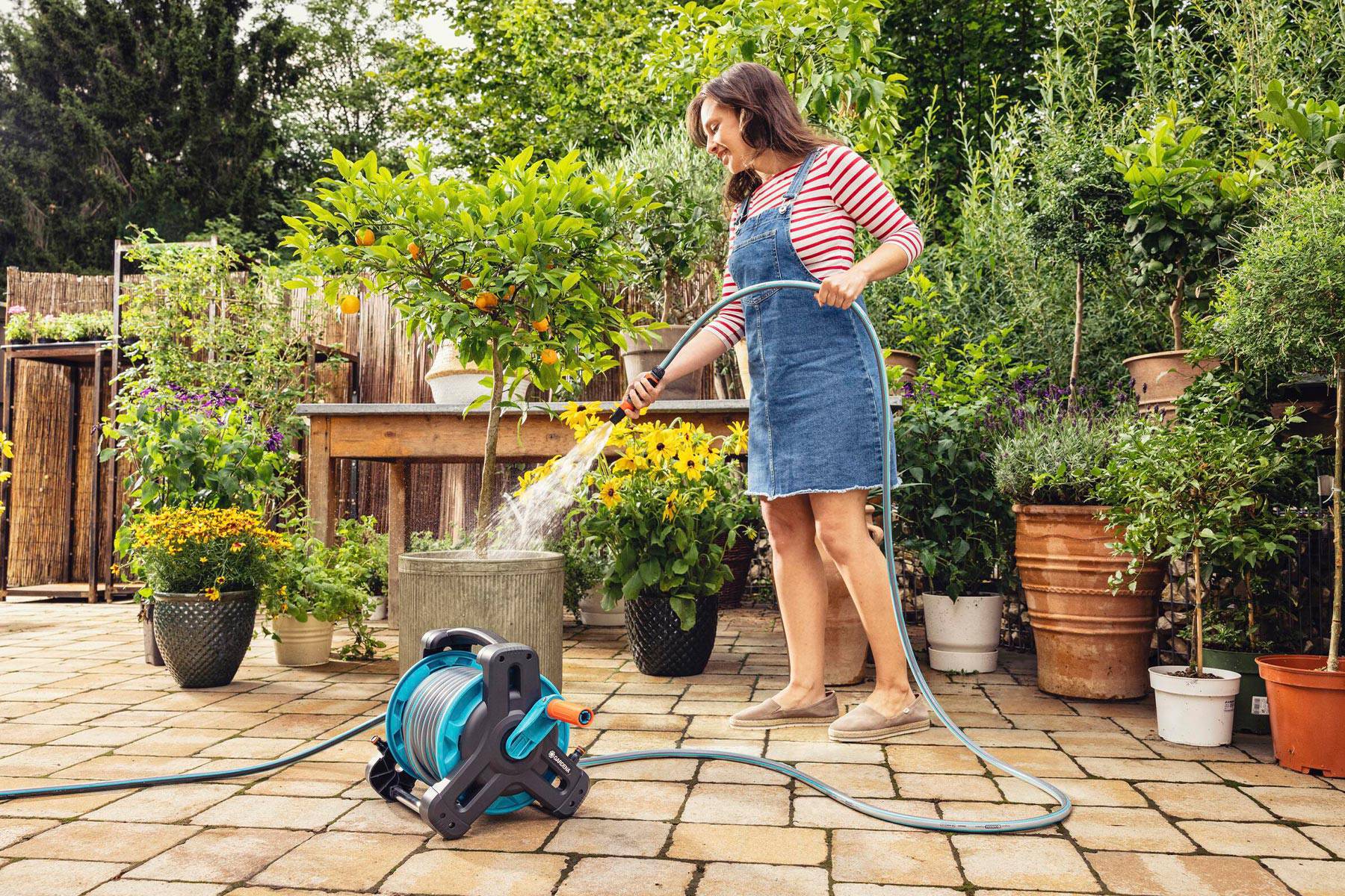 GARDENA Komplet zidnog koluta za crijevo 50 može se praktično izvaditi iz držača a ergonomska ručka osigurava udoban transport.