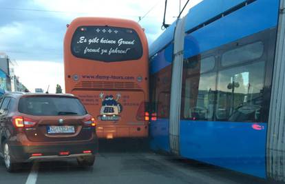 Autobus i tramvaj sudarili se u Savskoj, nastala velika gužva