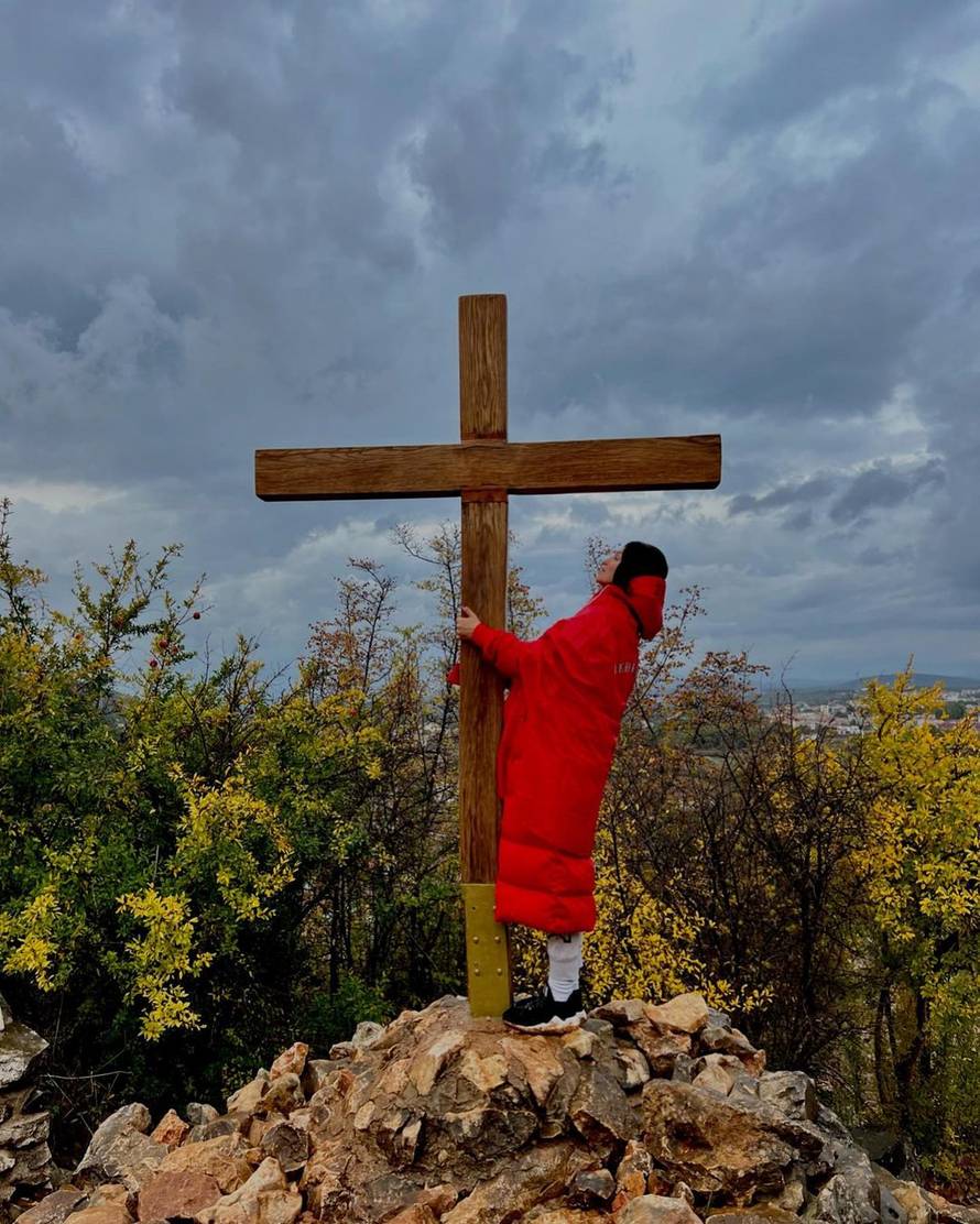 Nina Badrić je opet posjetila Međugorje: Do vrha se popela u ležernom izdanju i zagrlila križ