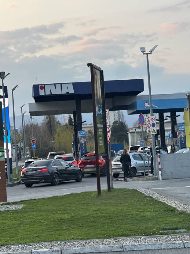 FOTO Gužve na benzinskim postajama po Zagrebu! Toči se gorivo dok cijene ne poskupe...