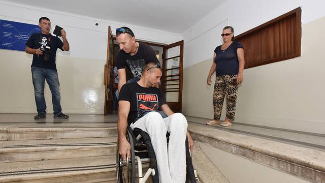 Šibenski sud bez lifta: Suborac morao nositi invalida na ročište