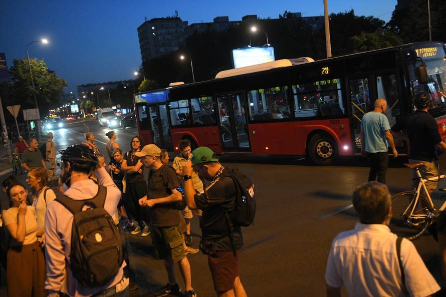 Beograd: Prosvjed pod geslom "Nismo mi vreće za udaranje", nakon sto je policija je sinoć upotrijebila prekomjernu silu nad građanima