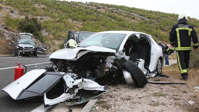 Zbog prometne nesreće prekinut je promet u mjestu Šparadići, sudarila su se tri automobila