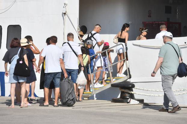 Šibenik: Spas od vru?ina mnogi su odlu?ili potražiti na otocima 