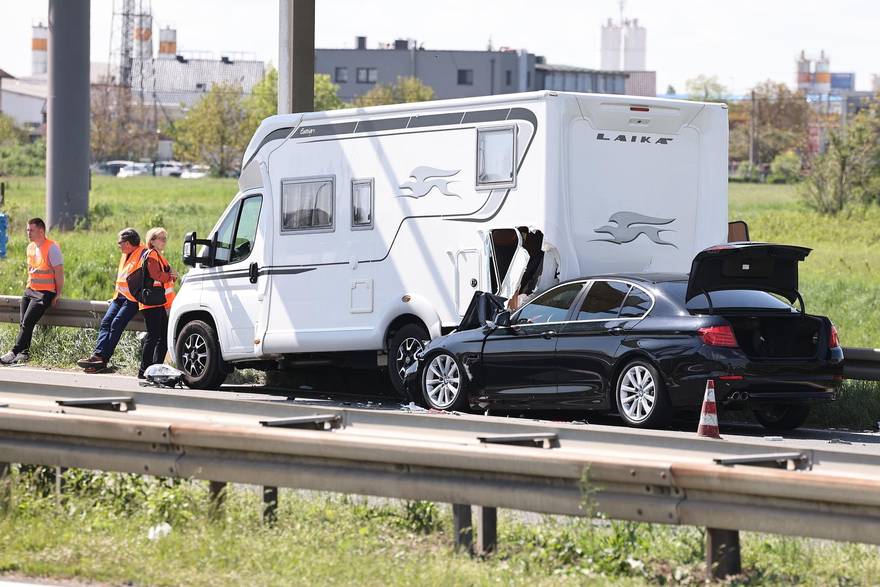 Zagreb: Automobil podletio pod kamper kod čvora Lučko