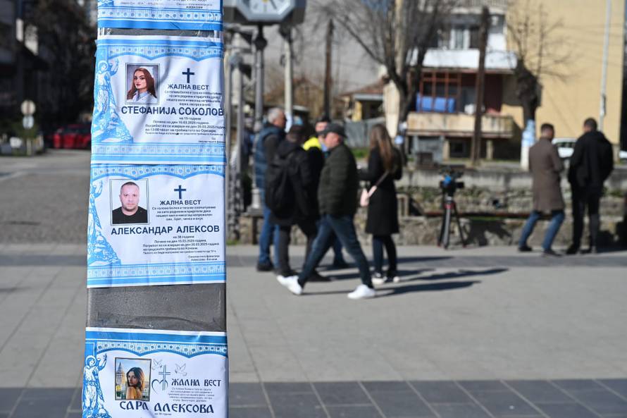 Brojni stanovnici Kočana oplakuju poginule na dan njihova sprovoda