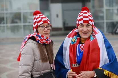 FOTO Šalovi, široki osmijesi i magla: Ljudi iz cijele Hrvatske stigli su u Vukovar na obljetnicu