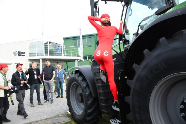 Bjelovar: Hostesa Ivana s natpisom ŠČ na kombinezonu prava je atrakcija  proljetnog sajma u Gudovcu 