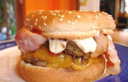 Baconator: Hamburger od pola kilograma za mlade