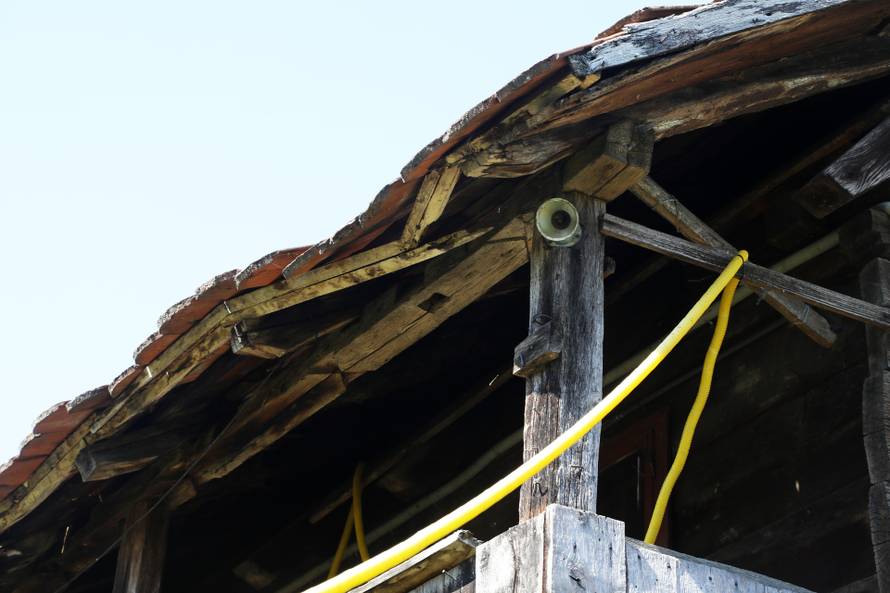 Stanko Samac, jedan od mnogih starijih na Baniji koji si ne mogu priuštiti drva za ogrijev 