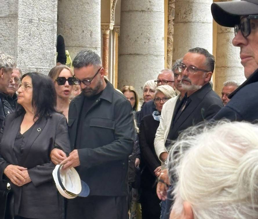 Slomljeni Tony Cetinski oprostio se od oca Mirka. Stotine ljudi došlo je na pogreb u Rovinj