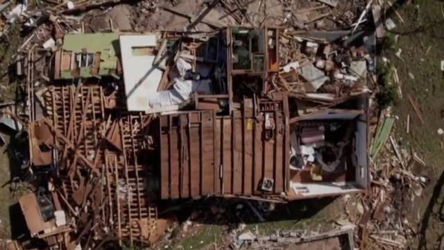 Tornado poharao Ameriku: Kamere uhvatile trenutak kada je prošao kroz školu