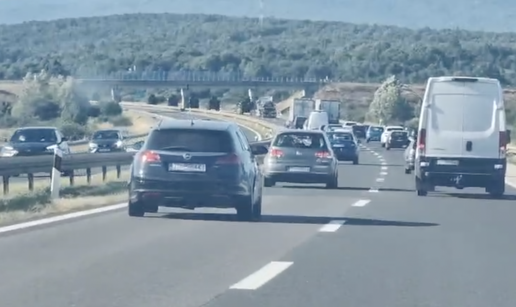 VIDEO Gužve na cestama: Vojni kamioni se maknuli sa strane da propuste kolonu vozila na A1