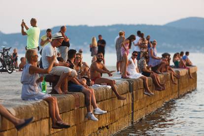 Turisti u Zadru uživaju u jednom od najljepših zalazaka sunca na svijetu