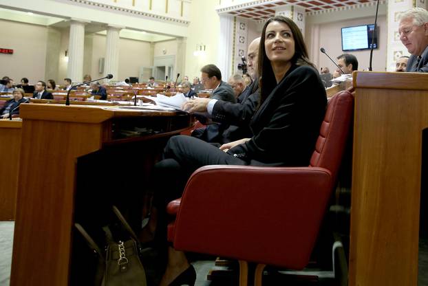 Zagreb: Nasmijana i radosna Josipa Rimac prisegnula u Saboru te postala zastupnica, 18.09.2015.