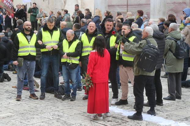 Split: Ana Fridrih Lekić među moliteljima na Peristilu izvela svoj performans