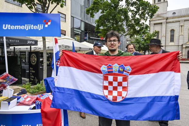 Zagreb: Zajednica utemeljitelja HDZ-a "Dr. Franjo Tuđman" daruje građanima hrvatske zastave