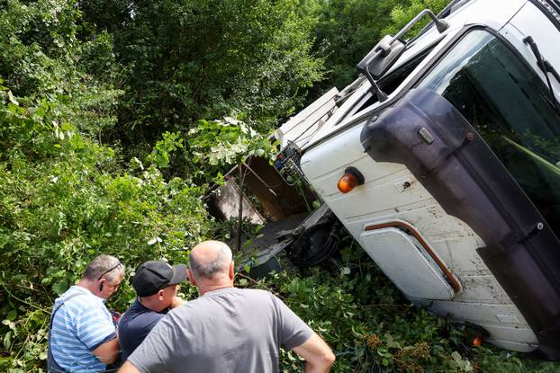 Jastrebarsko: Kamion probio ogradu kuće za odmor