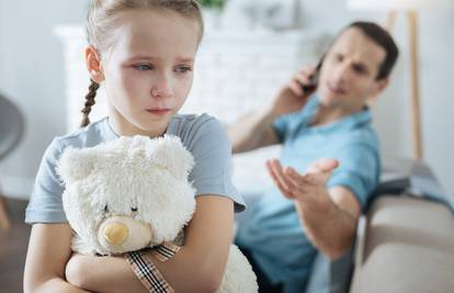 5 načina na koji štetite svojoj djeci ako ste ovisni o mobitelu