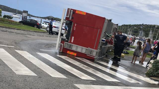 Vatrogasci se prevrnuli dok su jurili gasiti požar u Rogoznici