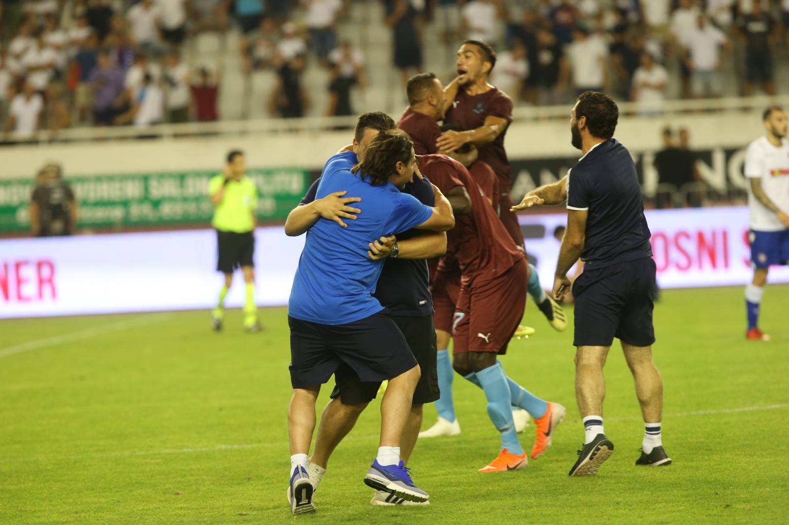 Drama na Poljudu! Torcida je razbila ogradu i ušla na teren