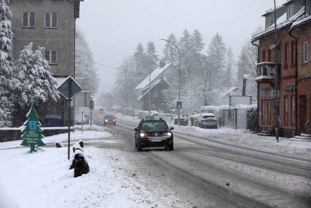 Delnice: Snijeg i jak vjetar otežavaju promet