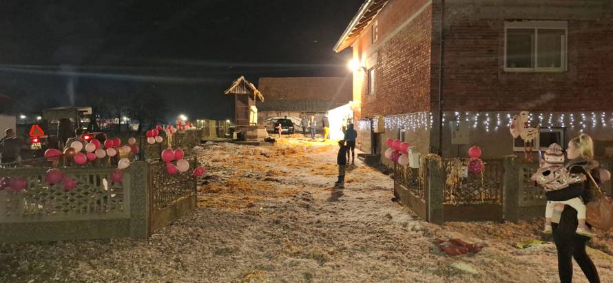 VIDEO Dobili bebu, a susjedi im zatrpali dvorište trakicama: 'Neka, rodila nam se kći Tessa'