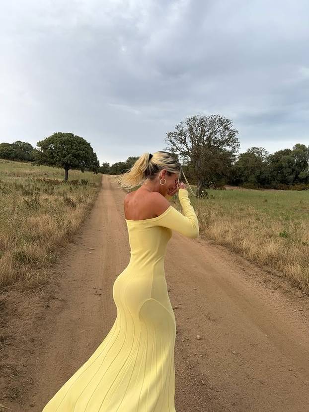 FOTO Može se i bez OnlyFansa! Zavela je milijune savršenim tijelom koje pokazuje na plaži