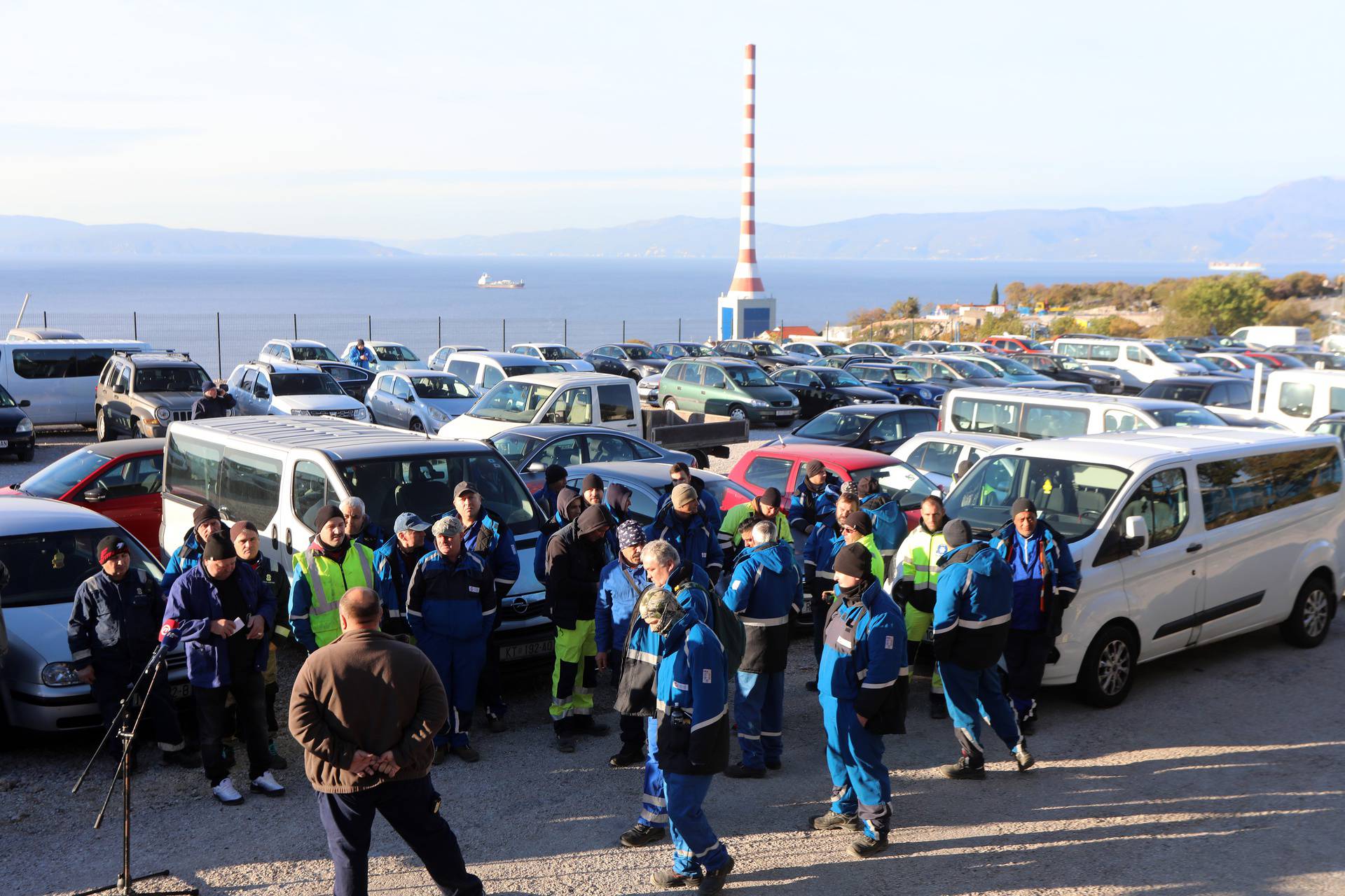 Kostrena: Prosvjed radnika iz Rumunjske koji ne dobivaju plaću za posao na rekonstrukciji pogona u rafineriji INA