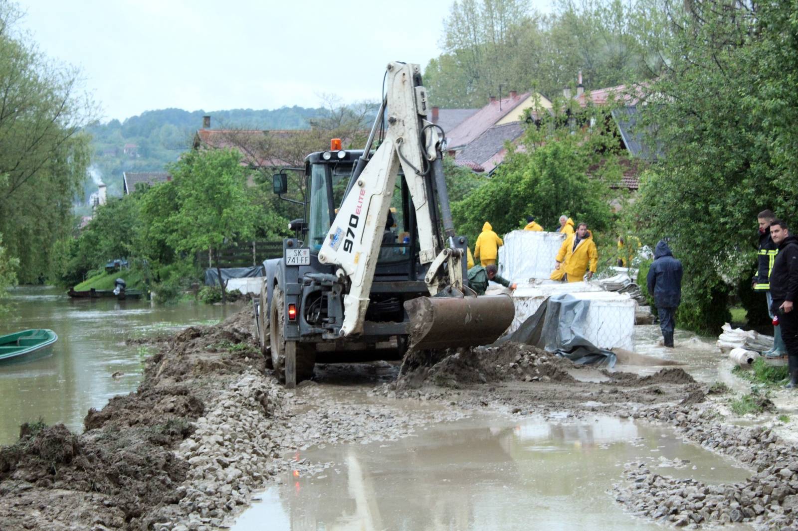 Hrvatska Kostajnica: Radnici Vodoprivrede postavljaju barijere kako bi sprijeÄili prodirnje Une