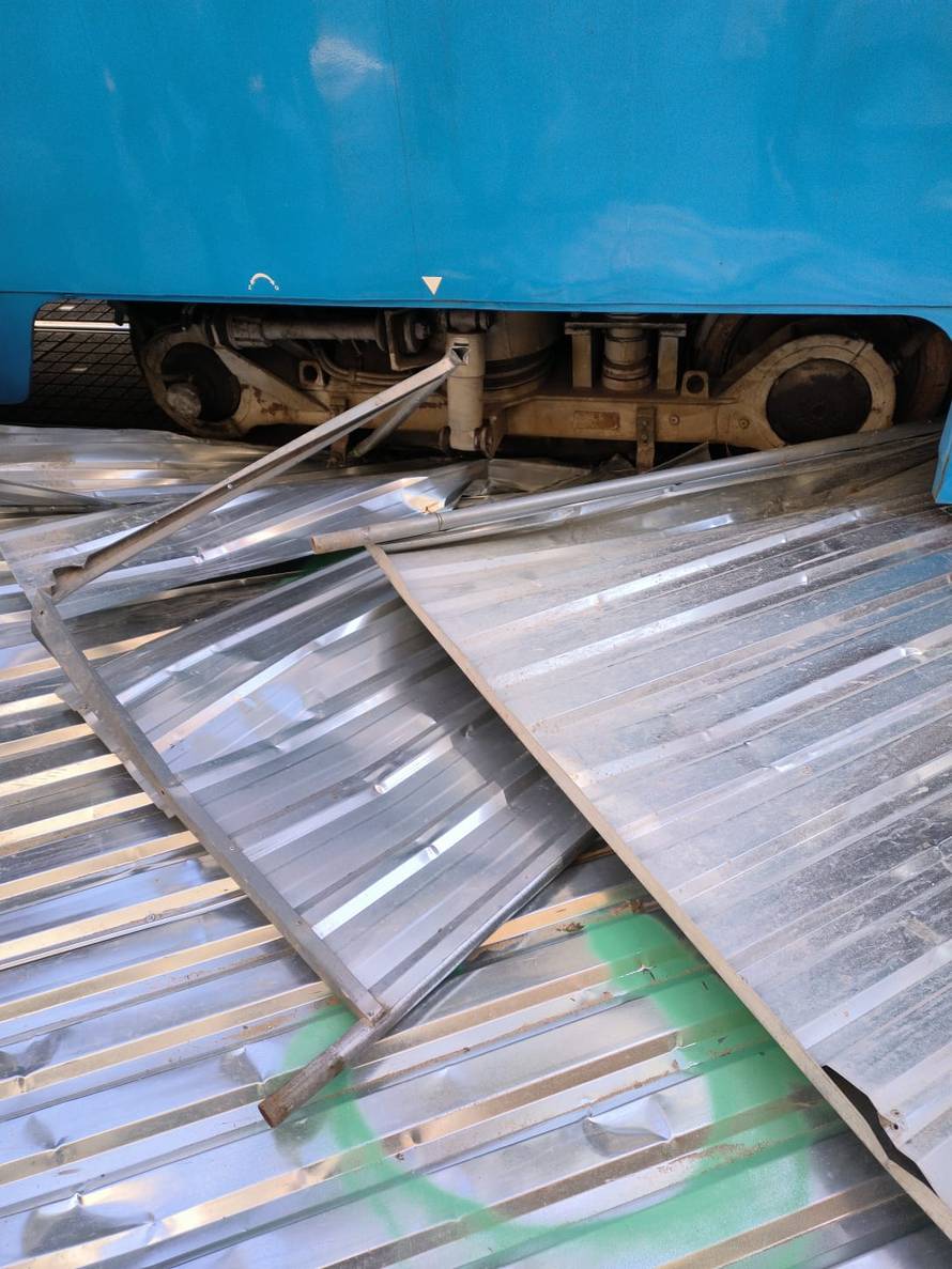 Vjetar srušio ogradu u centru Zagreba i bacio pod tramvaj: 'Putnici su izvlačili lim'