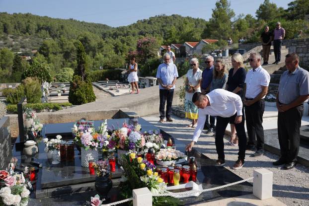 Vela Luka: Polaganje vijenaca na grob Olivera Dragojevića