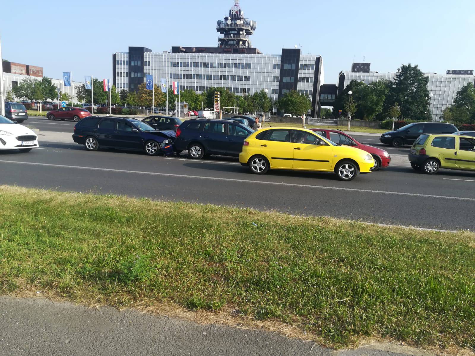 U lančanom sudaru pet auta u Zagrebu ozlijeđen jedan čovjek