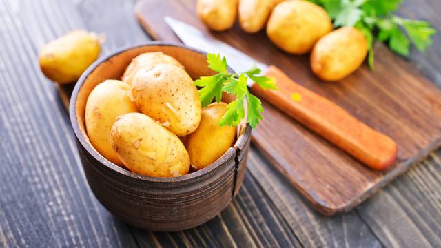 Kako gulite kuhani krumpir? Ovako će kora samo skliznuti