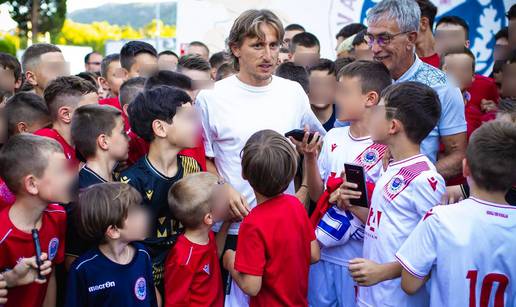 FOTO Modrić je stigao u Mostar! Luku su dočekale stotine djece