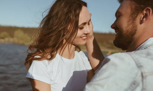 25 znakova da je zaljubljen u vas i 7 da mu se baš i ne sviđate