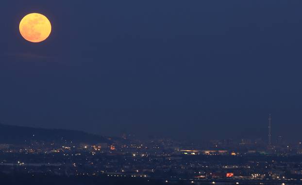 Krvavi Mjesec tijekom potpune pomrčine Mjeseca iznad Samobora 