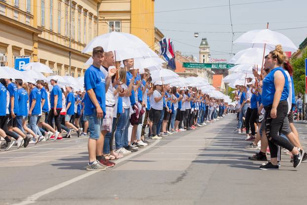 Osijek: Plesanjem Quadrille maturanti obilježili posljednji dan srednje škole