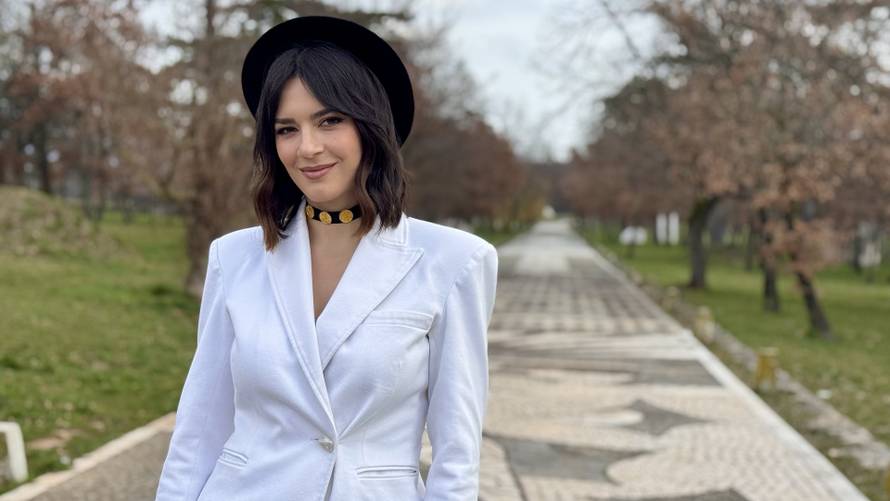 VIDEO Poslušajte 'Zbog tebe', novu pjesmu Mije Dimšić...